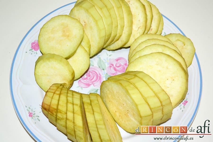 Berenjenas a la parmesana, cortar en rodajas