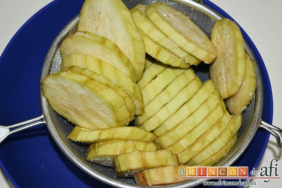 Berenjenas a la parmesana, salar y ponerlas a escucurrir