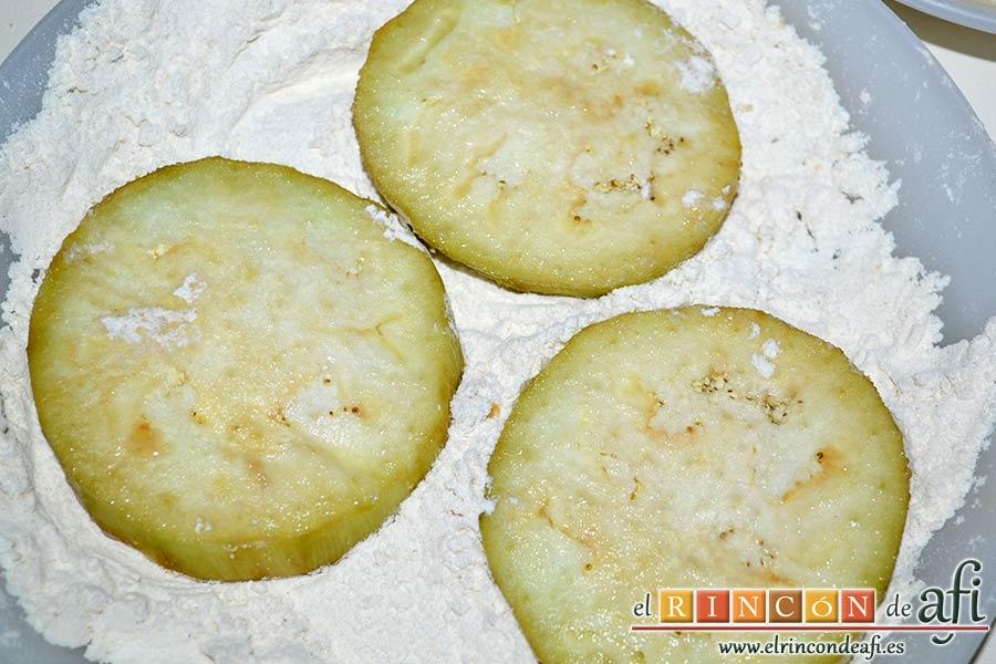 Berenjenas a la parmesana, pasarlas por harina