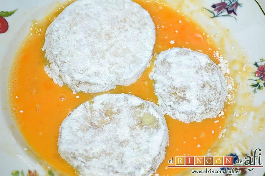 Berenjenas a la parmesana, pasarlas por huevo batido