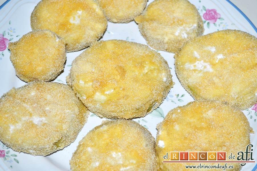 Berenjenas a la parmesana, pasarlas por pan rallado