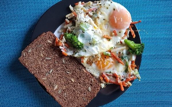 brunch huevos con verduras desayuno saludable