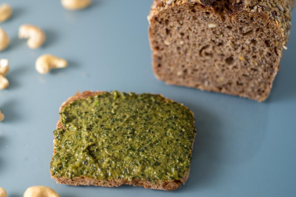 Comer el pesto vegano acompañado de pan.