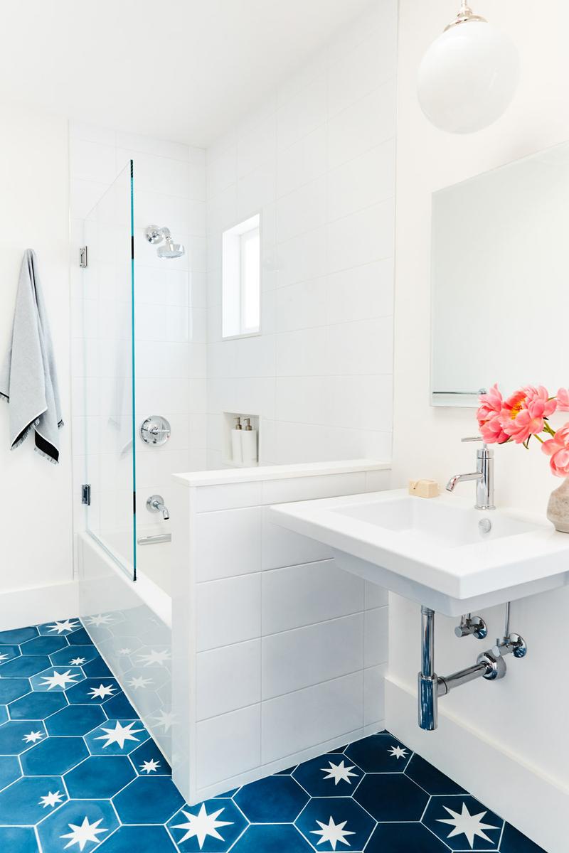 Tres baños luminosos | Decoración