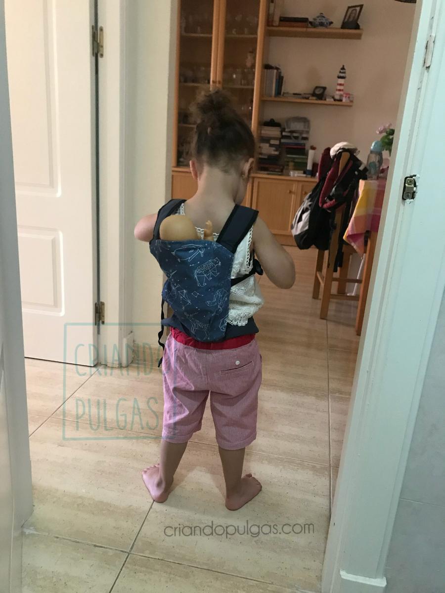 Mi chica mayor porteando a su bebé 