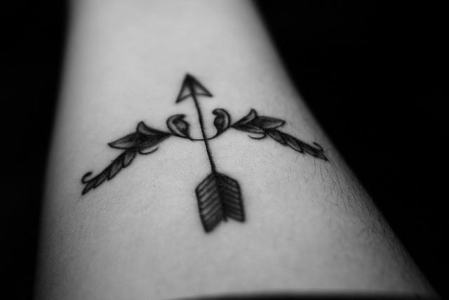 Tatuaje de arco y flecha