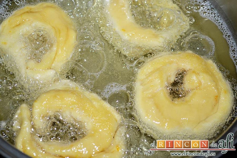 Bollos de naranja, freírlos en aceite de girasol