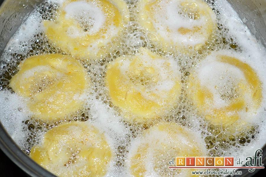 Bollos de naranja, vigilar cuando doren por un lado