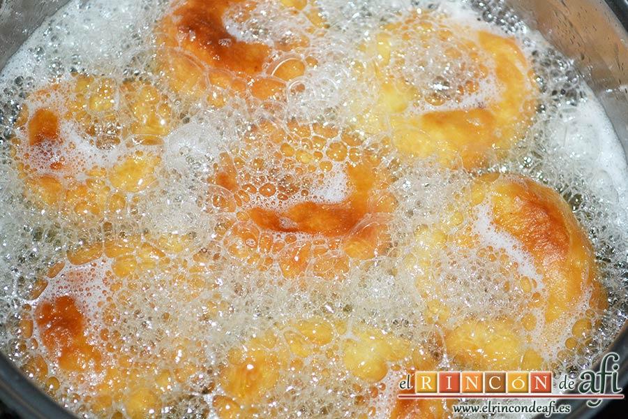 Bollos de naranja, dar la vuelta y dorar por el otro lado