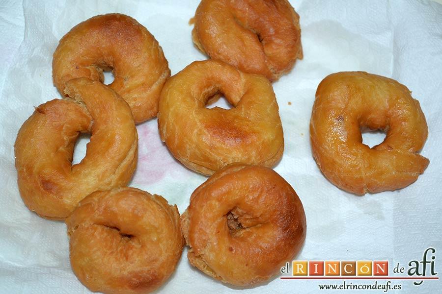 Bollos de naranja, ponerlos a escurrir sobre papel de cocina