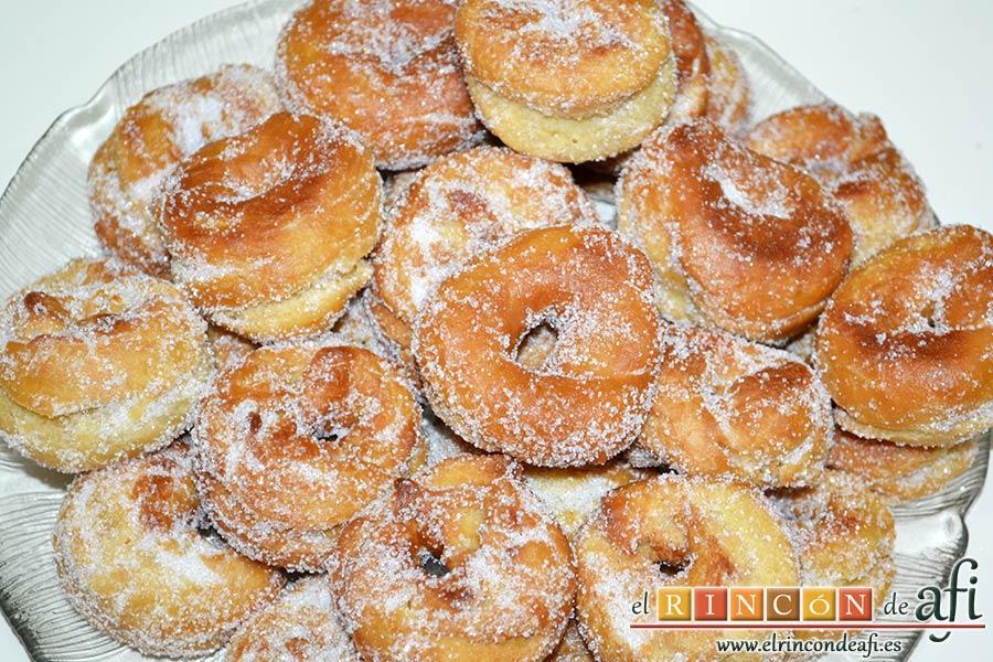 Bollos de naranja, espolvorearlos con azúcar mientras estén calientes