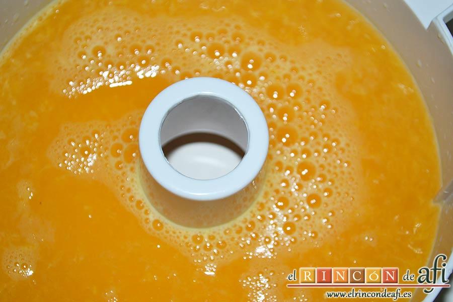 Bollos de naranja, sacar el zumo de las 3 naranjas