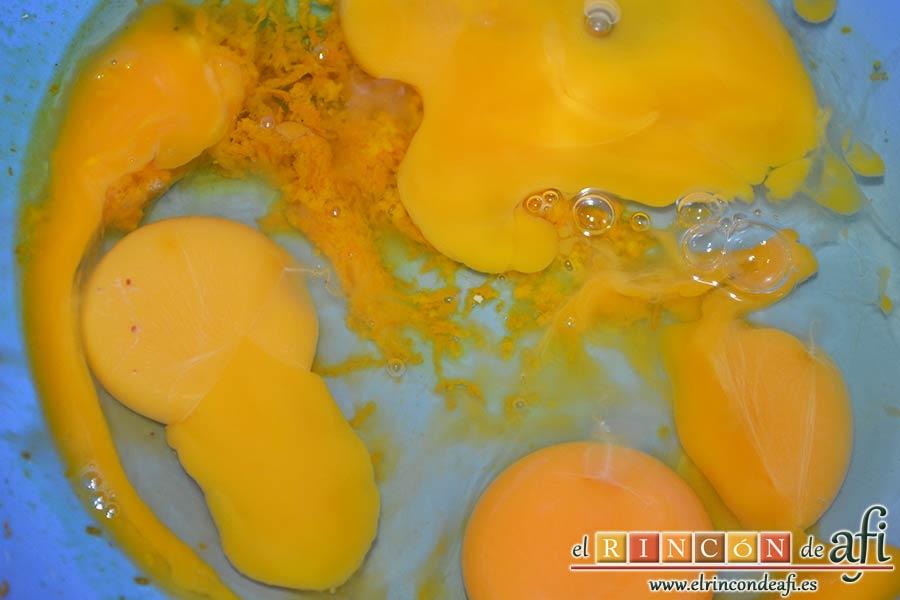 Bollos de naranja, echar en un bol la ralladura y los huevos