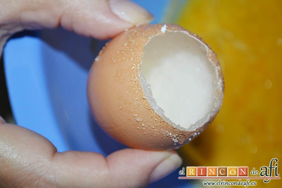 Bollos de naranja, cortar el extremo de la cáscara de uno de los huevos para usarlo como medida