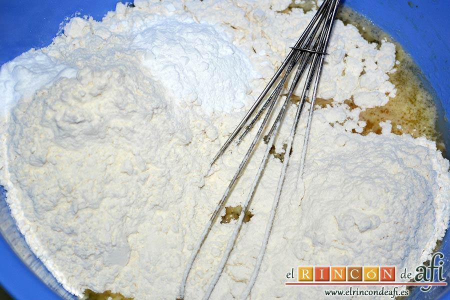 Bollos de naranja, añadir la harina poco a poco