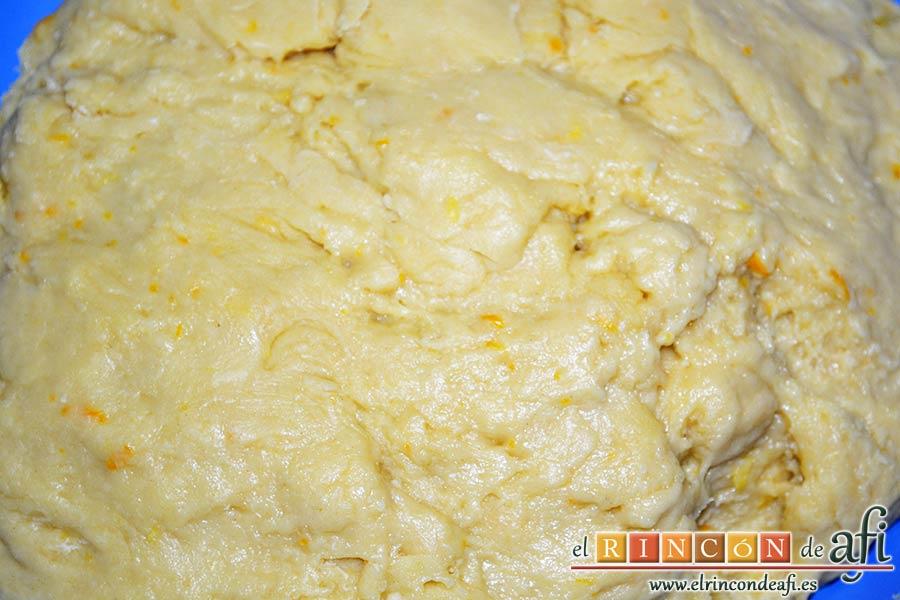 Bollos de naranja, amasar la masa hasta que no se pegue