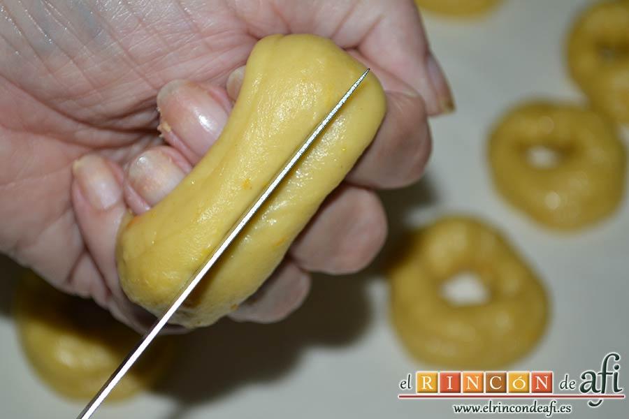Bollos de naranja, formar los bollos con porciones de masa y hacerles un corte con un cuchillo