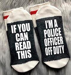 Calcetines con mensaje de policía