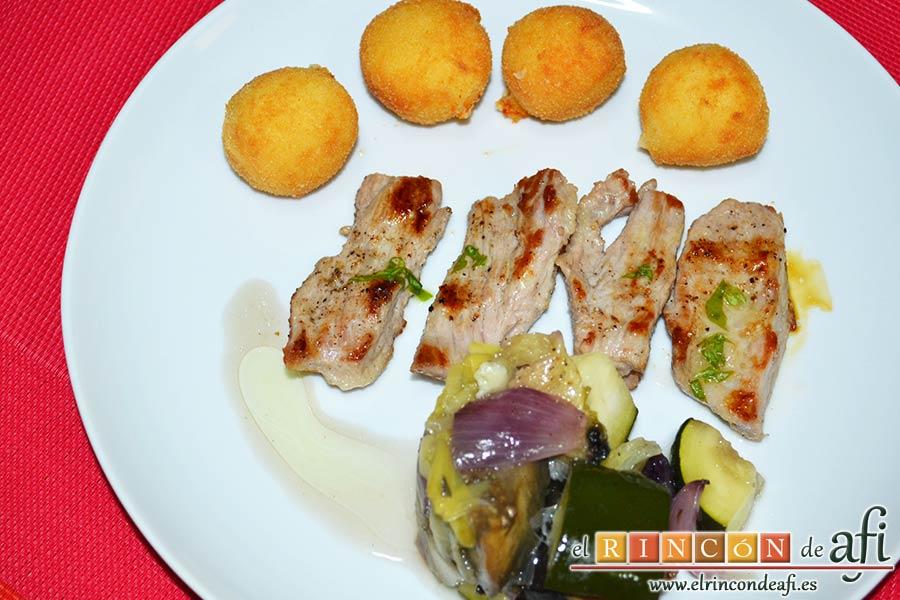 Secreto de cerdo a la plancha con verduras al horno, sugerencia de presentación