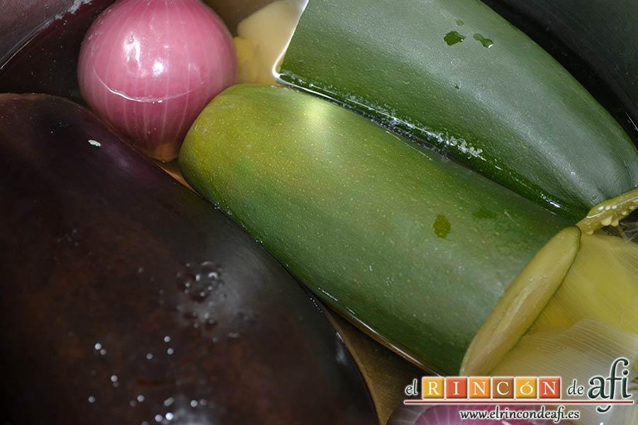 Secreto de cerdo a la plancha con verduras al horno, abrir una vez hechas