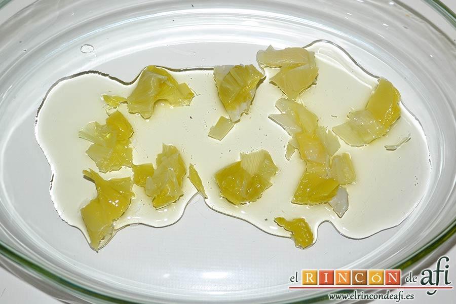 Secreto de cerdo a la plancha con verduras al horno, rociar de aceite una fuente de horno y poner encima la verdura troceada