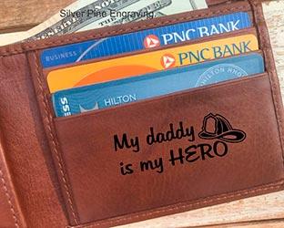 Cartera con mensaje especial para bomberos