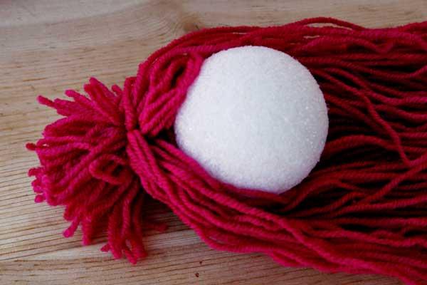 bola de poliespan y lana rosa para hacer cabeza de un pulpo de lana