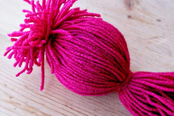 lana rosa con bola de poliespan dentro para hacer un pulpo de lana