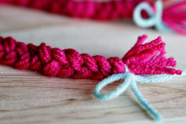 trenzas de lana rosa para hacer las patas de un pulpo