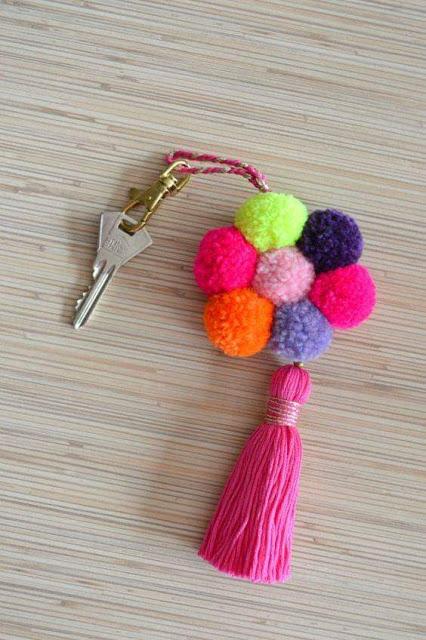 llavero con pompones de lana