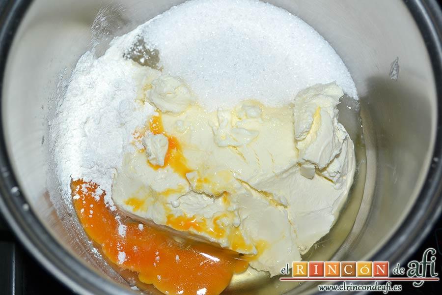 Flan de queso crema, poner en un caldero el huevo, el azúcar, el queso crema y el sobre de cuajada