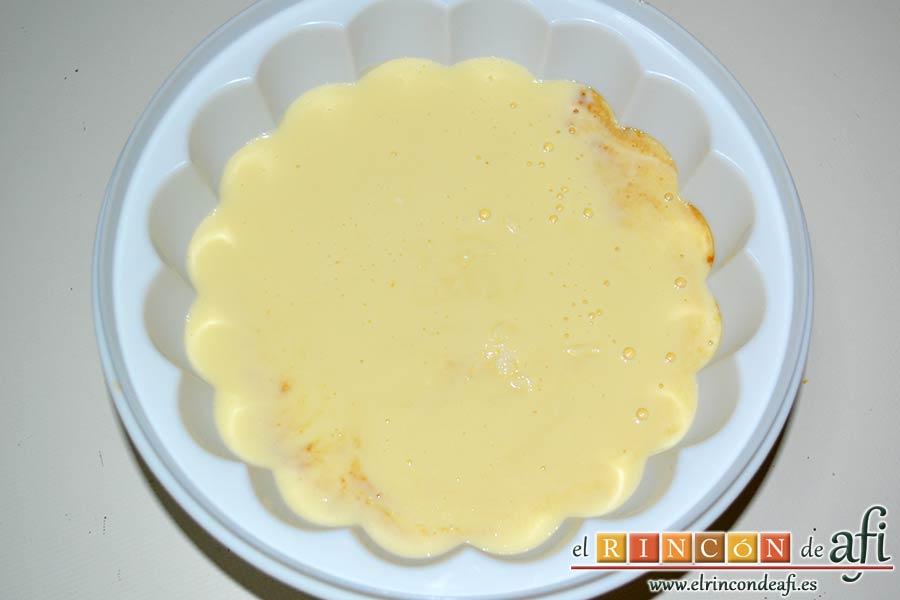 Flan de queso crema, verter sobre el caramelo
