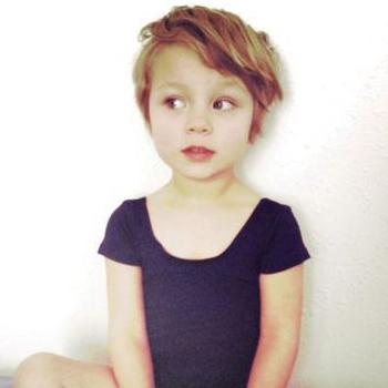 el-corte-de-pelo-niña-17