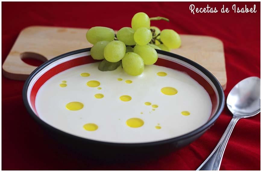 Ajoblanco, sopa fría de almendras rápida de hacer