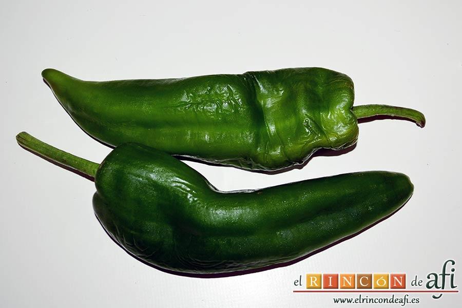 Salteado de ajos, cebolla, setas de cardo y pimientos verdes italianos, preparar los pimientos italianos