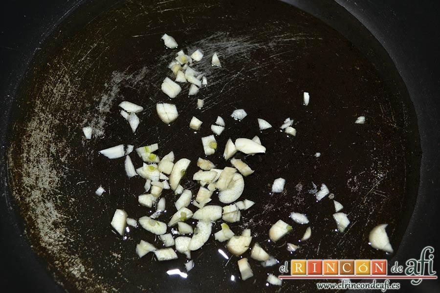 Salteado de ajos, cebolla, setas de cardo y pimientos verdes italianos, en una sartén con aceite de oliva rehogar los ajos picaditos