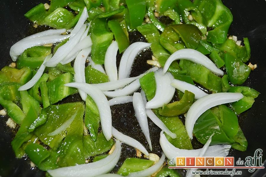 Salteado de ajos, cebolla, setas de cardo y pimientos verdes italianos, añadir la media cebolla cortada en juliana
