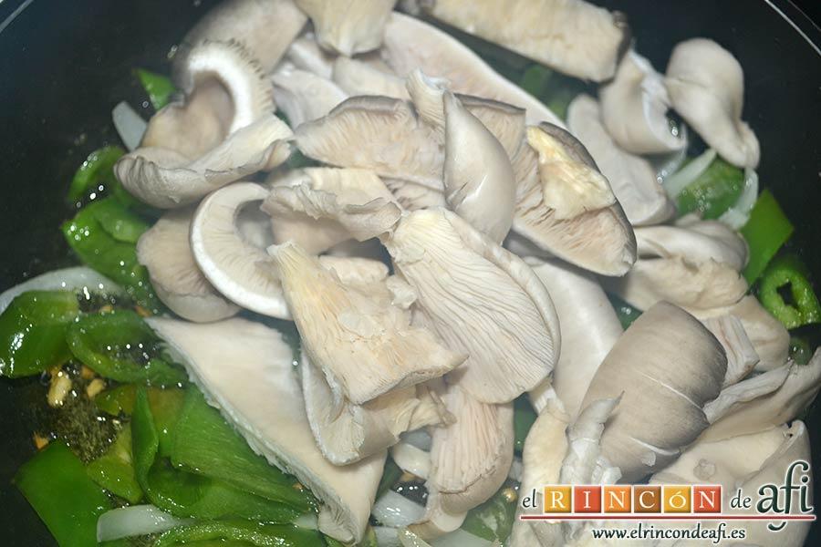 Salteado de ajos, cebolla, setas de cardo y pimientos verdes italianos, añadir las setas de cardo troceadas