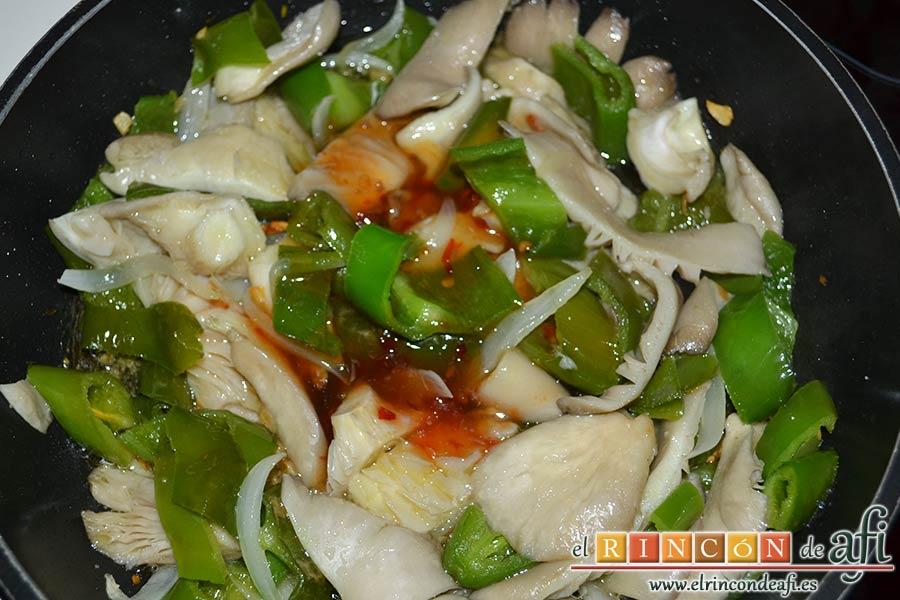 Salteado de ajos, cebolla, setas de cardo y pimientos verdes italianos, añadir la salsa de chile dulce