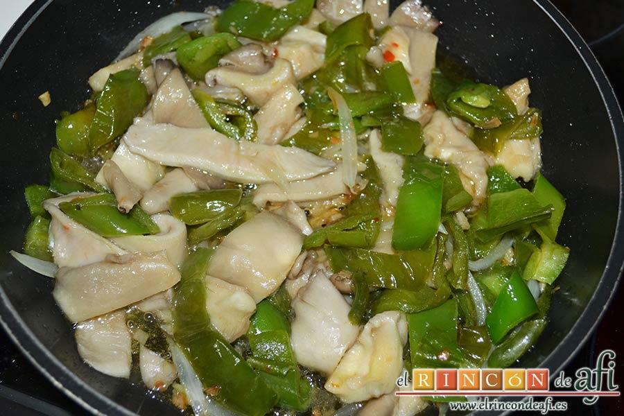 Salteado de ajos, cebolla, setas de cardo y pimientos verdes italianos, dejar sofreír unos minutos