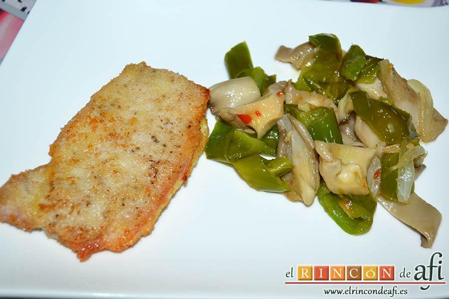 Salteado de ajos, cebolla, setas de cardo y pimientos verdes italianos