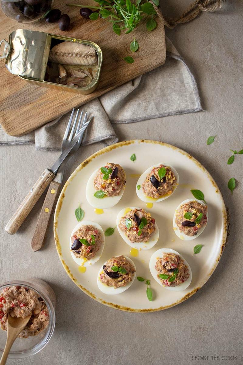 Huevos rellenos originales de caballa y pimiento