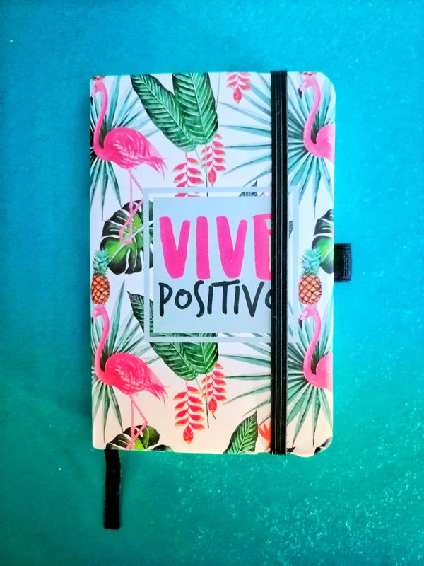 libreta pequeña y lápiz. 5 Minutos para 5 detalles que darán color a tu vida. icalle ilustración