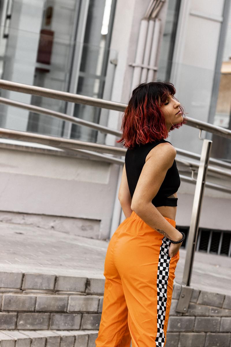 Pantalón deportivo naranja neon