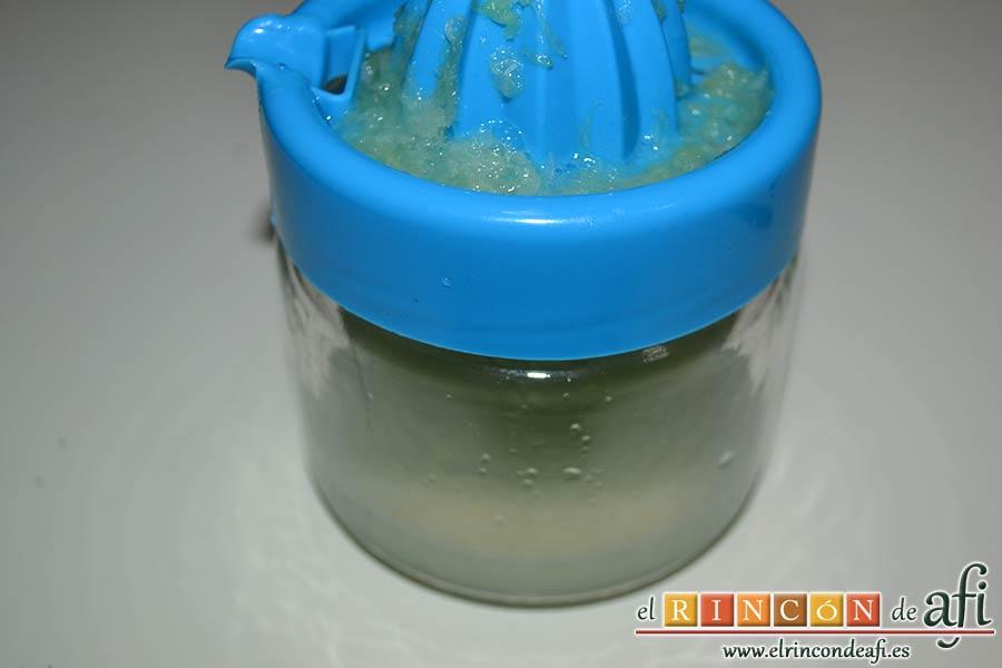 Dados de pera a la canela con su almíbar, sacar el zumo de un limón