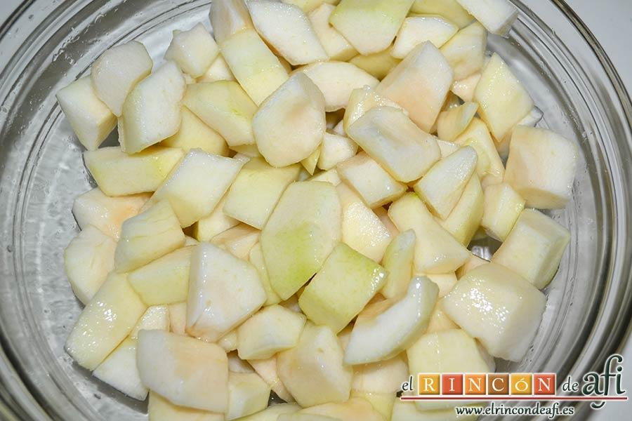 Dados de pera a la canela con su almíbar, pelar, descorazonar y trocear las peras, ponerlas en un bol con zumo de limón