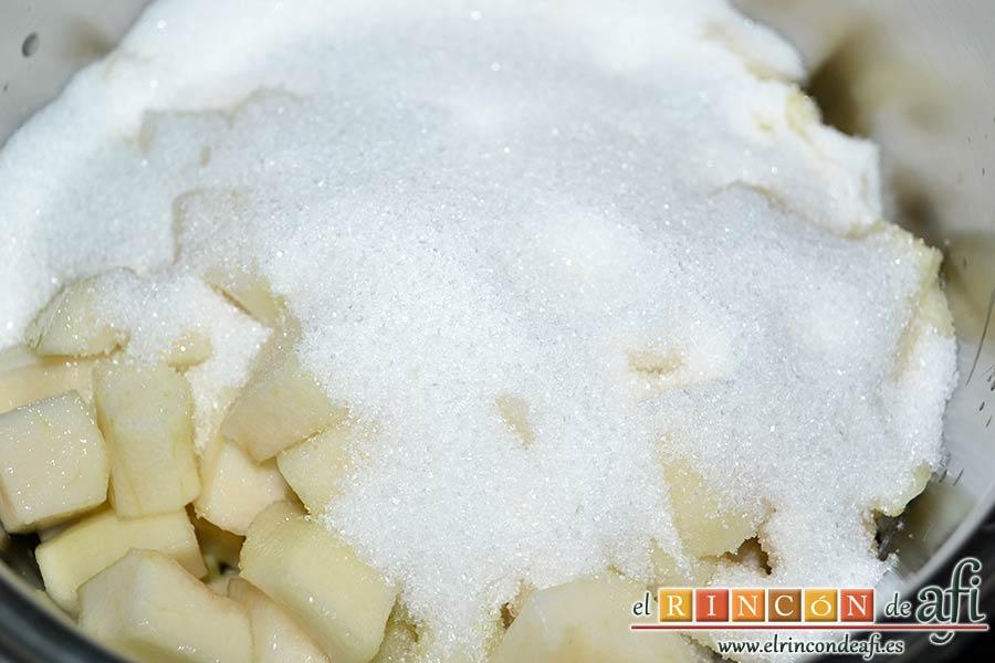 Dados de pera a la canela con su almíbar, echarlo a un caldero y añadir el azúcar