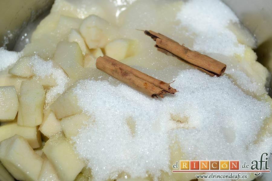 Dados de pera a la canela con su almíbar, añadir la canela y el agua