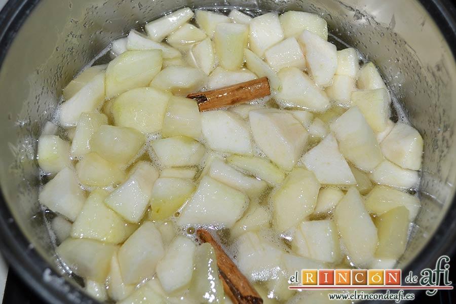 Dados de pera a la canela con su almíbar, dejar hervir y luego bajar el fuego al mínimo