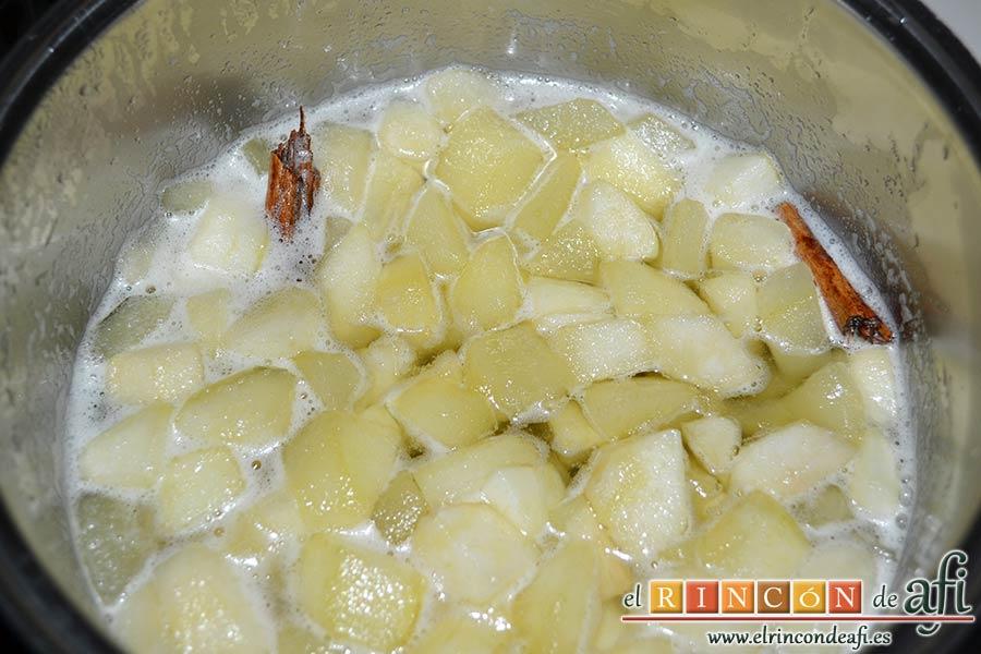 Dados de pera a la canela con su almíbar, dejar cocer hasta que estén bien hechas